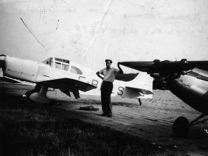 Maurice Paumier tenant l'aile de son prototype MP01 Aéro-club de Courbevoie